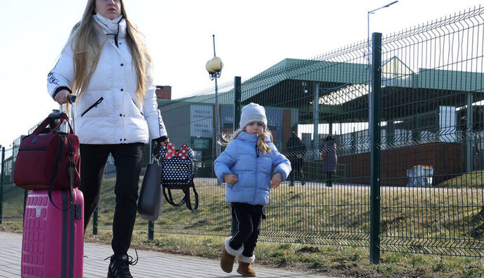 Голодні, змерзлі, зате не під кулями: як українські біженці освоюються у Польщі