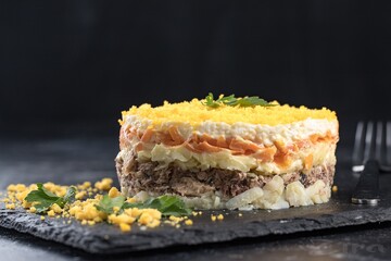 Как сделать салат Мимоза с консервой: последовательность приготовления