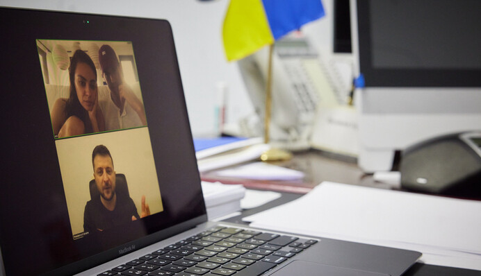 Откликнулись одни из первых: Зеленский поблагодарил Милу Кунис с мужем за сбор денег для украинцев