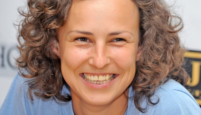 Російська співачка Чичеріна зрізала український прапор над Енергодаром: відео