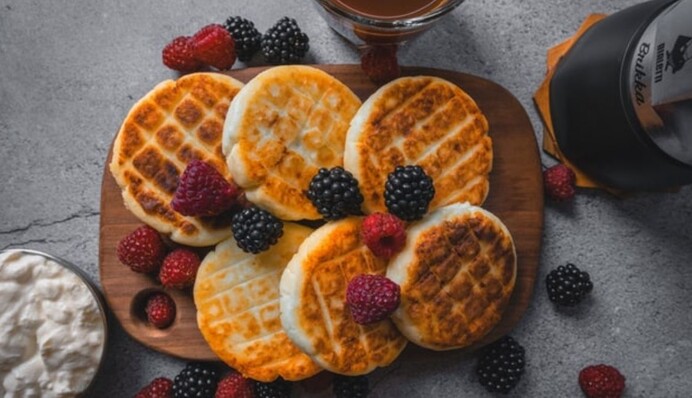 Як приготувати сирники з манкою та родзинками: простий рецепт у духовці