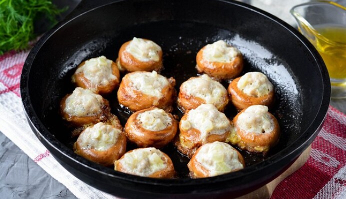 Як приготувати ситні бублики з фаршем: простий рецепт