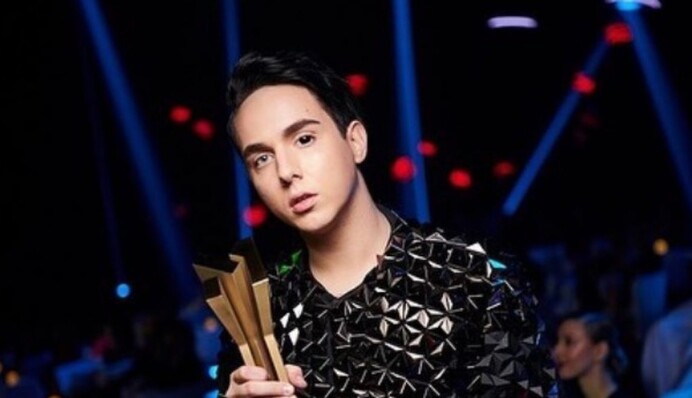 Для тех, кто оставил дома: MELOVIN спел гимн Украины на вокзале во Львове