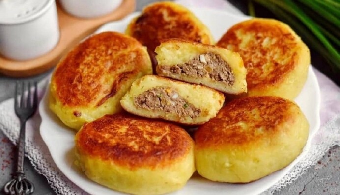Як готувати ситні картопляники з фаршем: простий рецепт