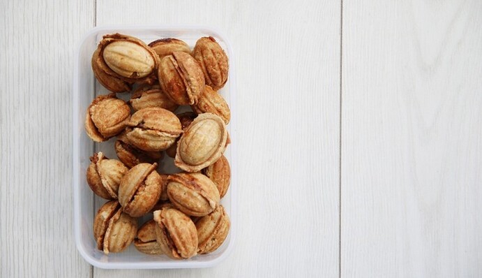 Як приготувати м'які горішки зі згущеним молоком: простий рецепт