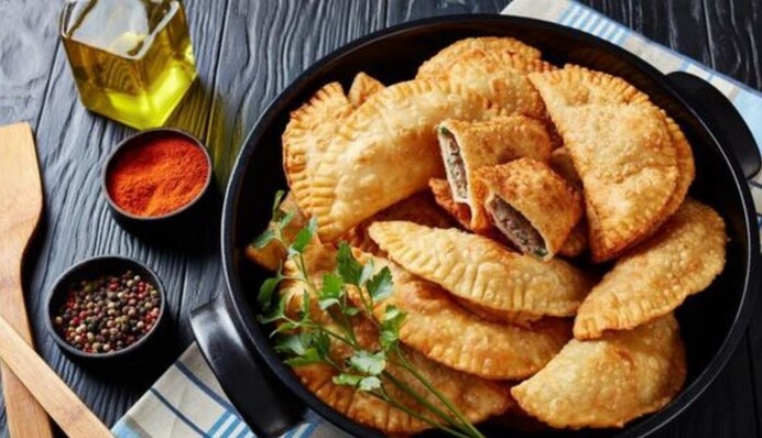 Як приготувати соковиті чебуреки на кефірі: простий рецепт