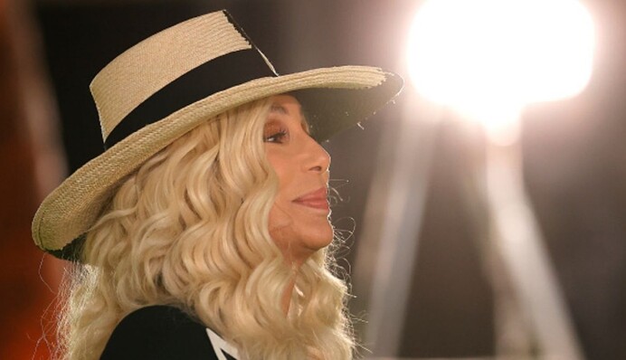 Они будут в безопасности: певица Шер пригласила украинских беженцев к себе домой