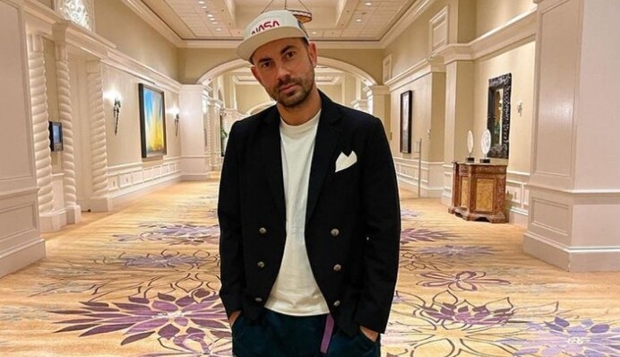 Бандера сидить на лавці: Андрій Бєдняков висміяв фейки російської пропаганди