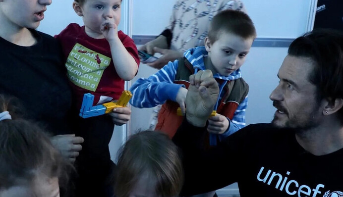 Дітям потрібна допомога: Орландо Блум у Молдові зустрівся з біженцями з України