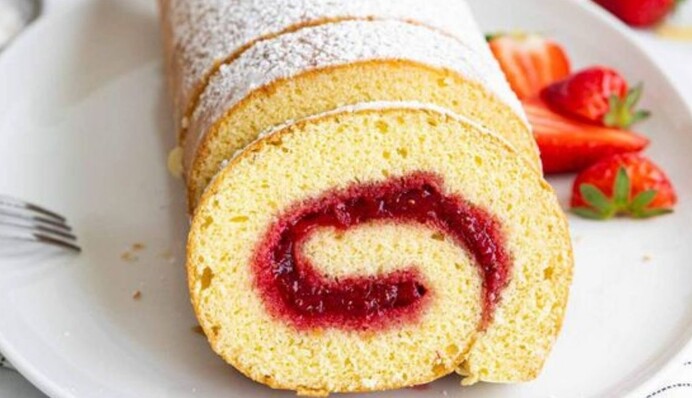 Як приготувати ніжний бісквітний рулет з варенням: простий рецепт