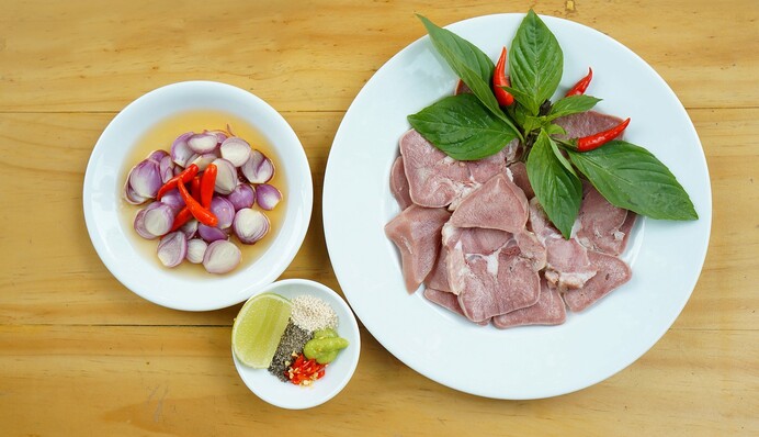 Как приготовить свиной язык в духовке: простой рецепт