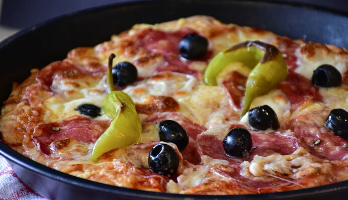 Як приготувати швидку піцу на сковороді: простий рецепт
