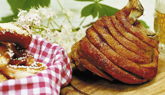 Как вкусно приготовить свиную рульку в духовке: простой рецепт