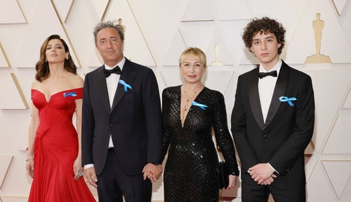 Пока идет война: как звезды нарядились на красную дорожку 