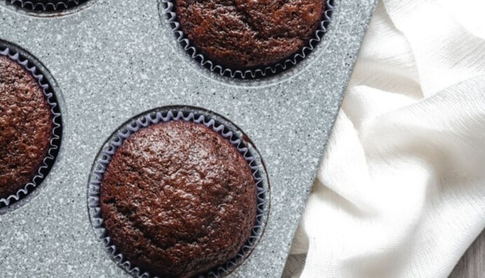 Як приготувати ніжні шоколадні кекси на молоці: простий рецепт