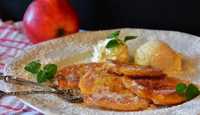 Як приготувати пишні оладки з яблуками на кефірі: простий рецепт
