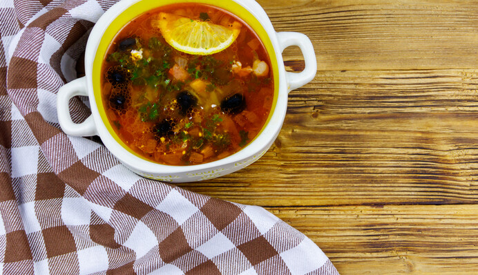 Как приготовить сытную сборную солянку с картошкой: классический рецепт