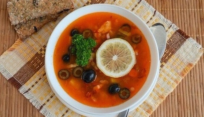 Как сварить вкусную солянку с колбасой без мяса: простой рецепт