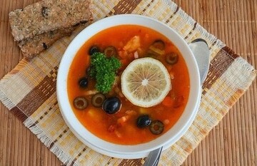 Как сварить вкусную солянку с колбасой без мяса: простой рецепт