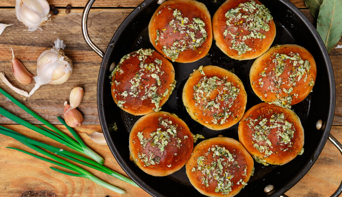 Джеймі Олівер показав, як готувати українські пампушки з часником: класичний рецепт з відео