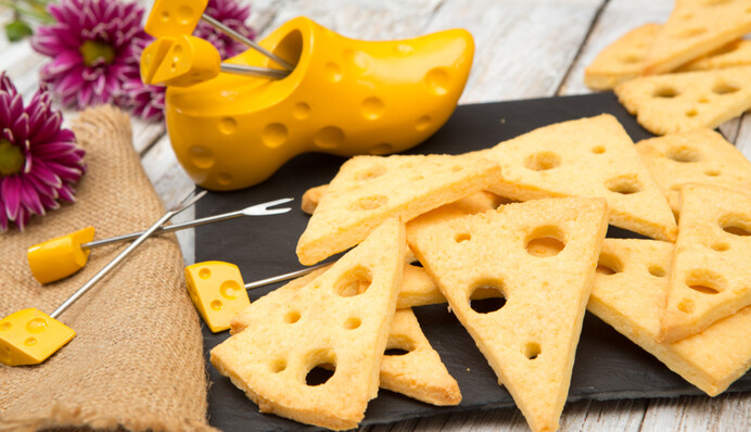 Как приготовить хрустящие крекеры с сыром: простой рецепт соленого печенья