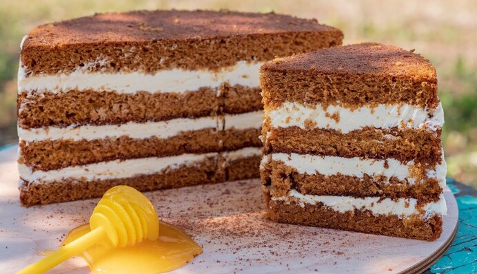 Как испечь нежный медовый бисквит со сметанным кремом: простой рецепт