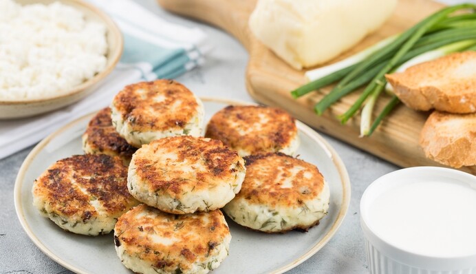 Как приготовить соленые сырники с зеленью и сулугуни: простой рецепт