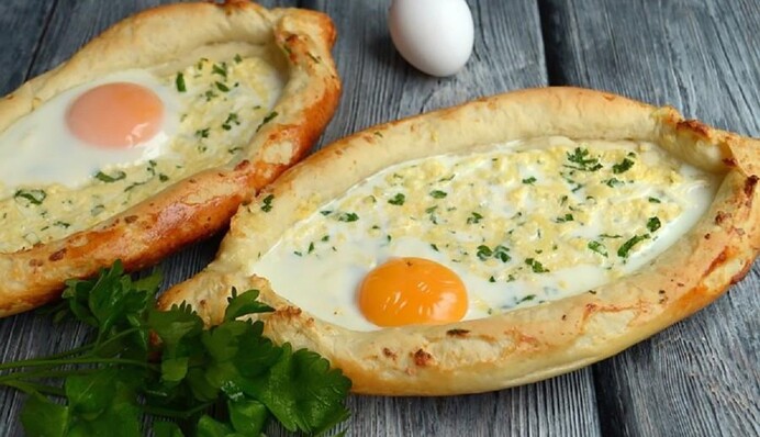 Как приготовить хачапури с яйцом по-аджарски: простой рецепт в домашних условиях