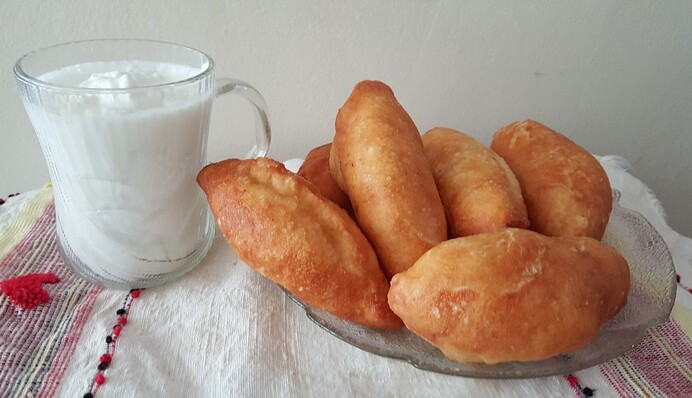 Як приготувати пишні пиріжки з квашеною капустою: простий рецепт