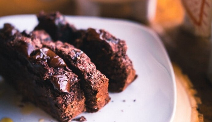 Як спекти ніжний шоколадний бісквіт із бананом: простий рецепт на молоці