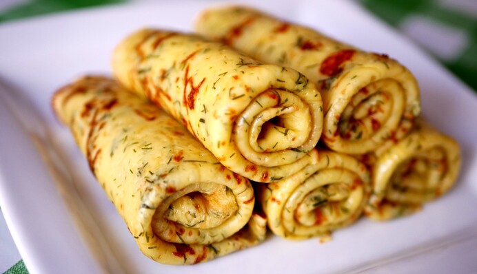 Як приготувати ситні картопляні млинці з ковбасою та сиром: простий рецепт