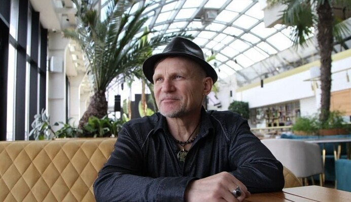 Оккупанты в селе возле Бучи жили на даче Олега Скрипки: музыкант показал обворованный дом