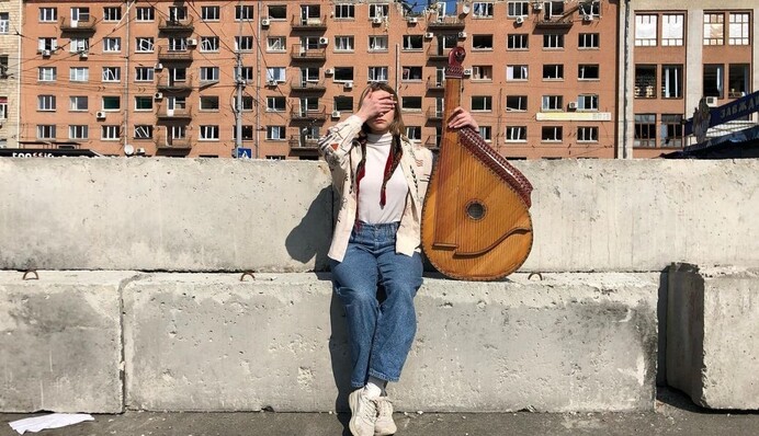 Непокоренным братьям и сестрам: бандуристка Марина Круть выпустила трогательную песню 