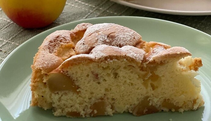 Як правильно готувати пишну шарлотку з яблуками: простий рецепт