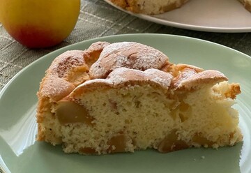 Як правильно готувати пишну шарлотку з яблуками: простий рецепт