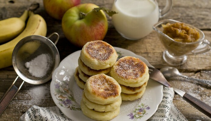 Як приготувати ніжні сирники з яблуками та манкою: простий рецепт