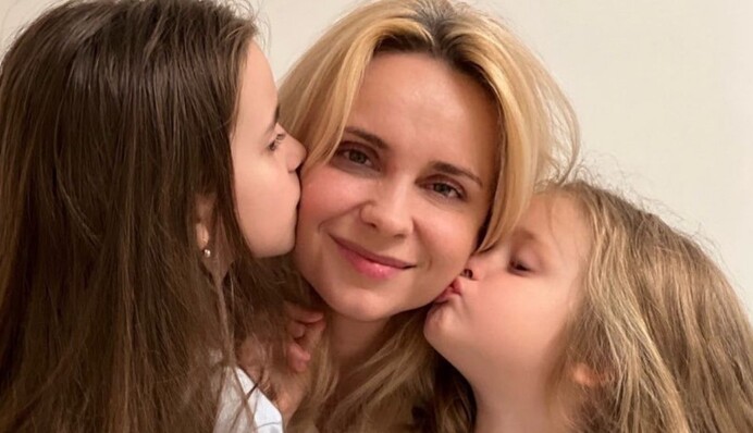 Лілія Ребрик із доньками заспівала 