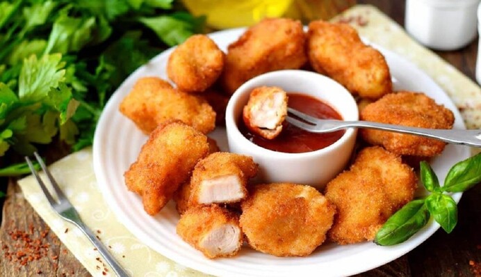 Як приготувати вдома хрумкі курячі нагетси: простий рецепт на сковороді