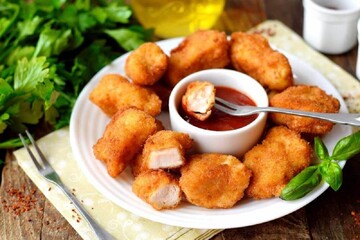 Як приготувати вдома хрумкі курячі нагетси: простий рецепт на сковороді