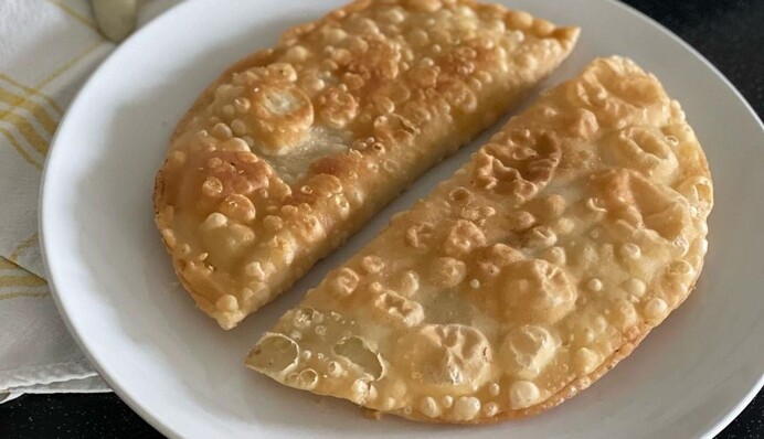 Як приготувати чебуреки з тонкого тіста на воді: простий рецепт