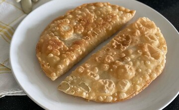 Як приготувати чебуреки з тонкого тіста на воді: простий рецепт