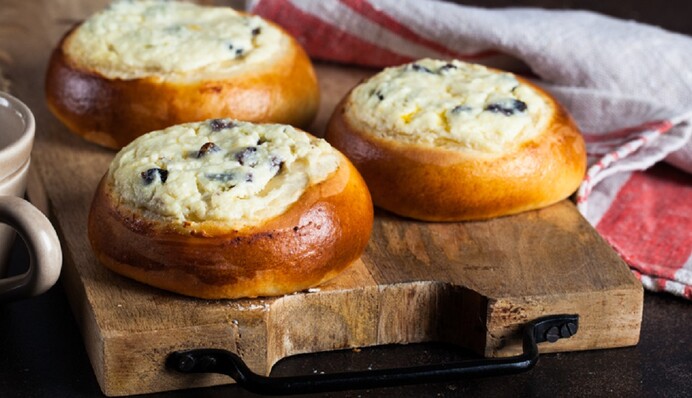 Как приготовить нежные и сладкие ватрушки с творогом: простой рецепт