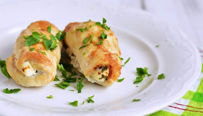 Как приготовить нежные куриные рулетики с сыром: простой рецепт в духовке