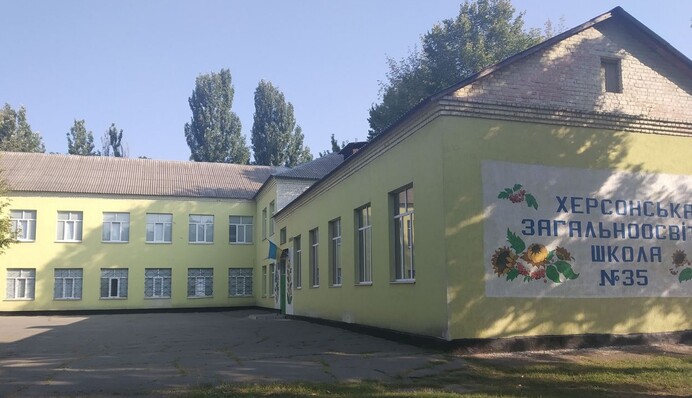 Учебники прячут, директоров похищают: зачем русские сгоняют детей в школы оккупированных городов