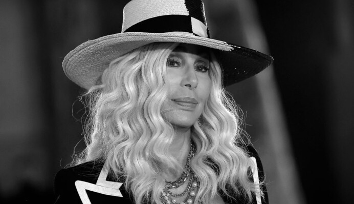 Одна между Россией и Европой: певица Шер призвала вооружить Украину