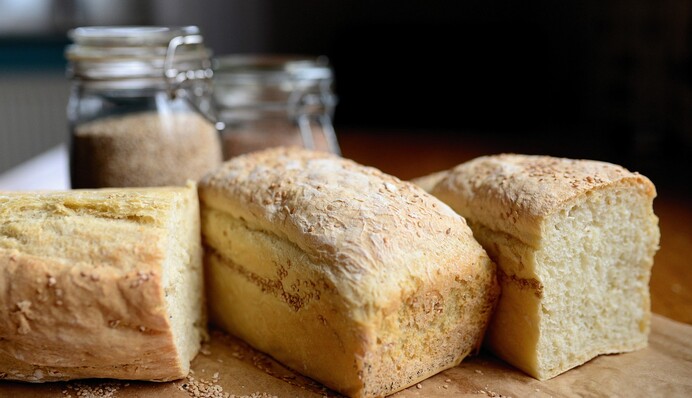 Как испечь вкусный домашний хлеб в духовке: простой рецепт на сухих дрожжах
