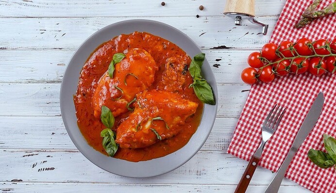 Как приготовить сочное куриное филе в томатном соусе: простой рецепт на ужин