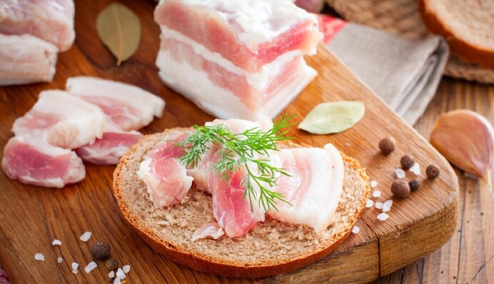 Как быстро засолить сало в горячем рассоле: простой рецепт