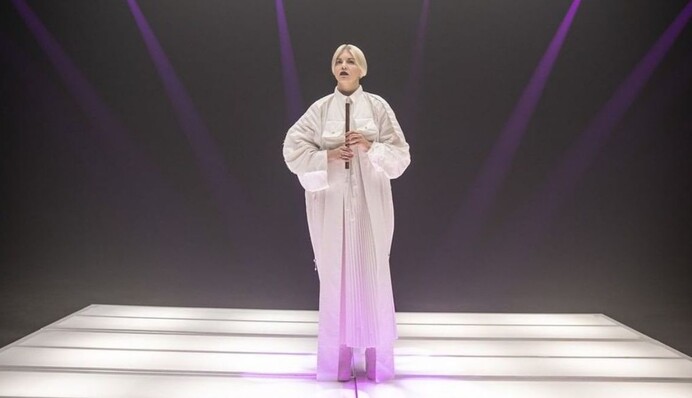 ONUKA с оркестром выступила на Киевском вокзале в поддержку переселенцев: видео