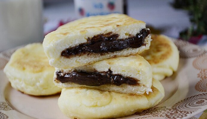 Как приготовить нежные сырники с шоколадной начинкой: простой рецепт
